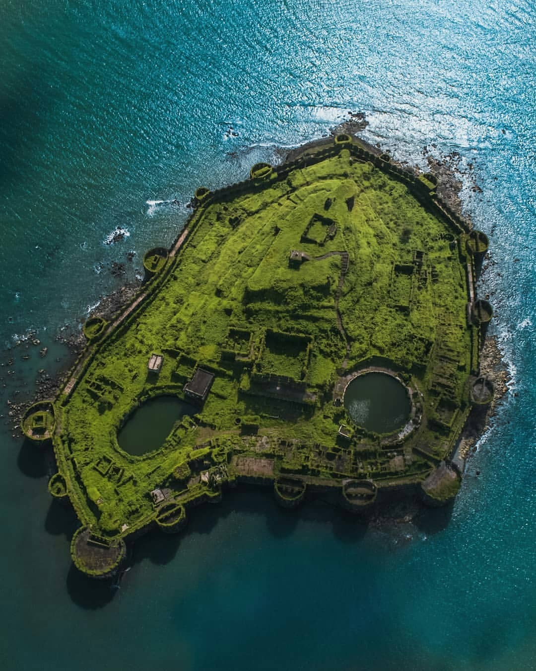 An island off the coast. Форт Джанджира. Муруд-Джанджира, Индия. Остров-крепость Муруд-Джанджира. Форд Муруд Джанджира.